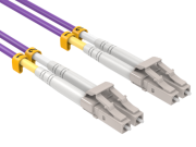 In practical applications, what is the transmission speed of OM4 Fibra optico?
